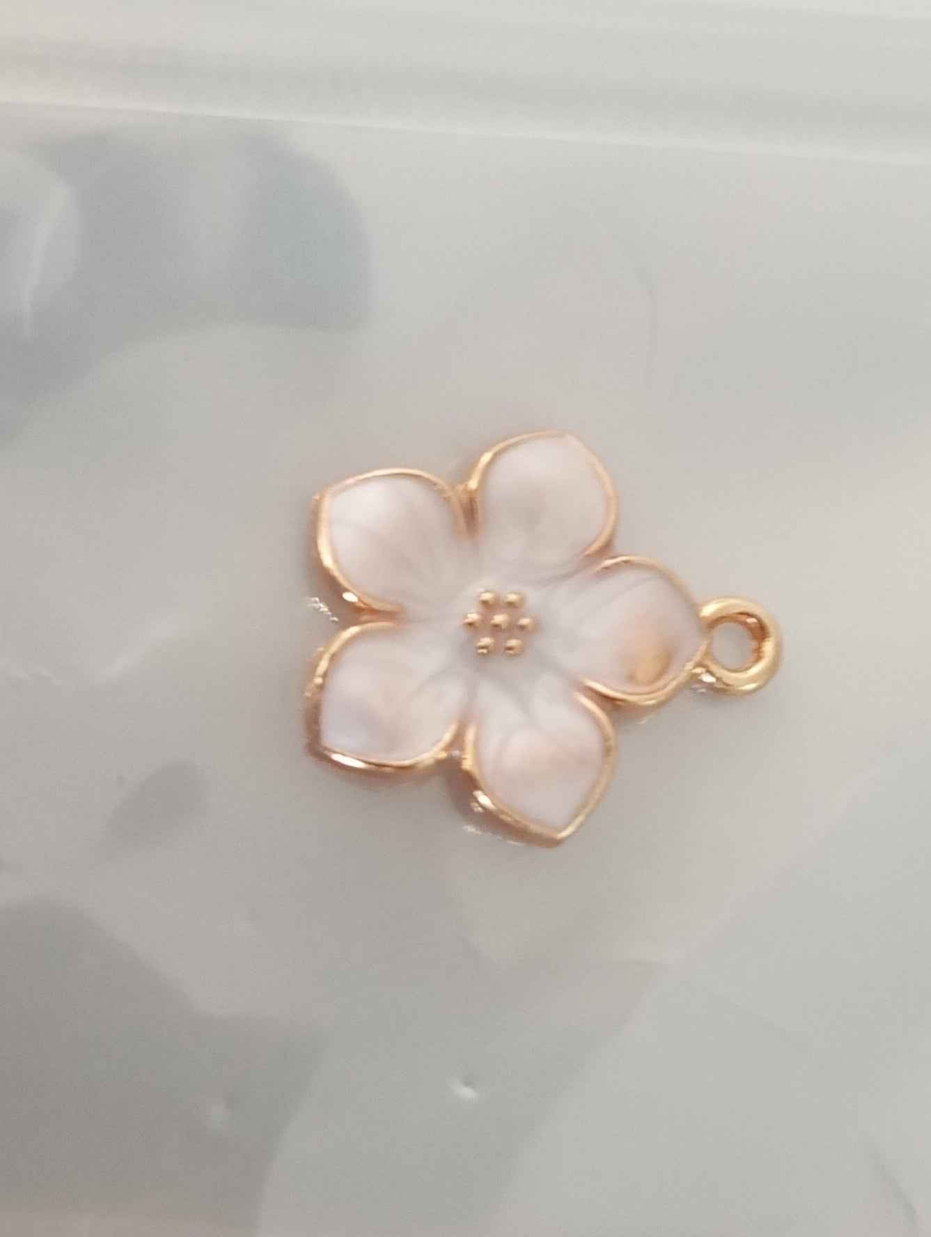 Charm fleur blanche